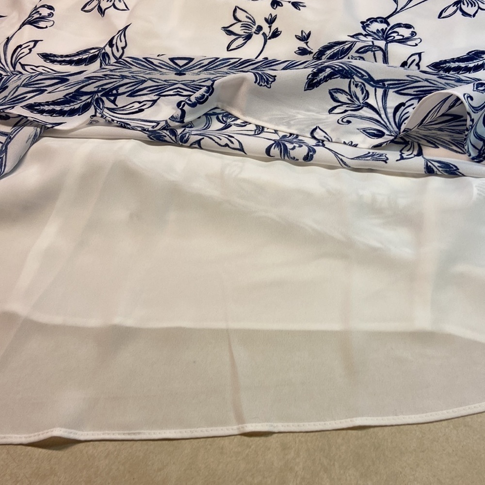 Mercer & Madison Tank Crossover Keyhole Back Career Top Navy/White Floral EUC - Picture 9 of 9